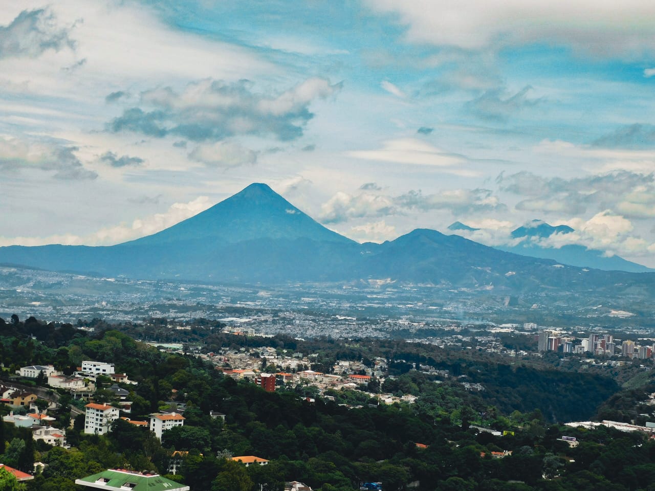 Vista del área metropolitana de Ciudad de Guatemala con el Volcán de Agua al fondo y zonas residenciales en primer plano